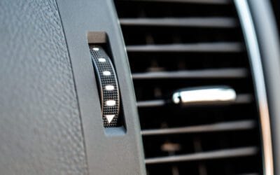 Dlaczego klimatyzacja w&nbsp;samochodzie nie&nbsp;chłodzi? Najczęstsze przyczyny i&nbsp;sposoby naprawy