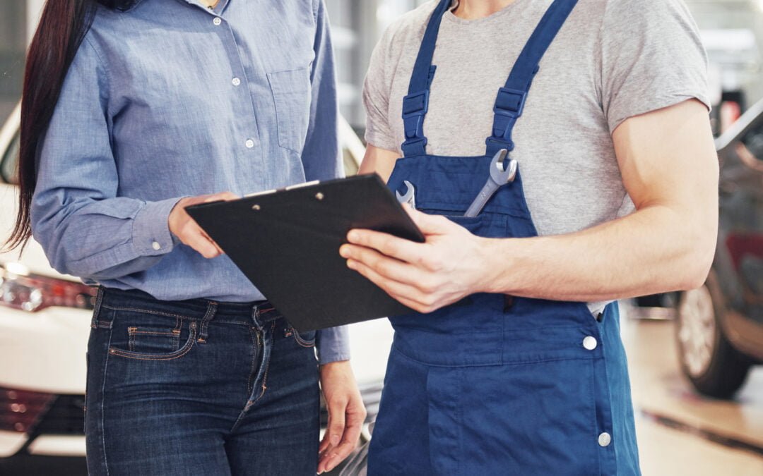 mechanik i klient kobieta omawiający kosztorys naprawy